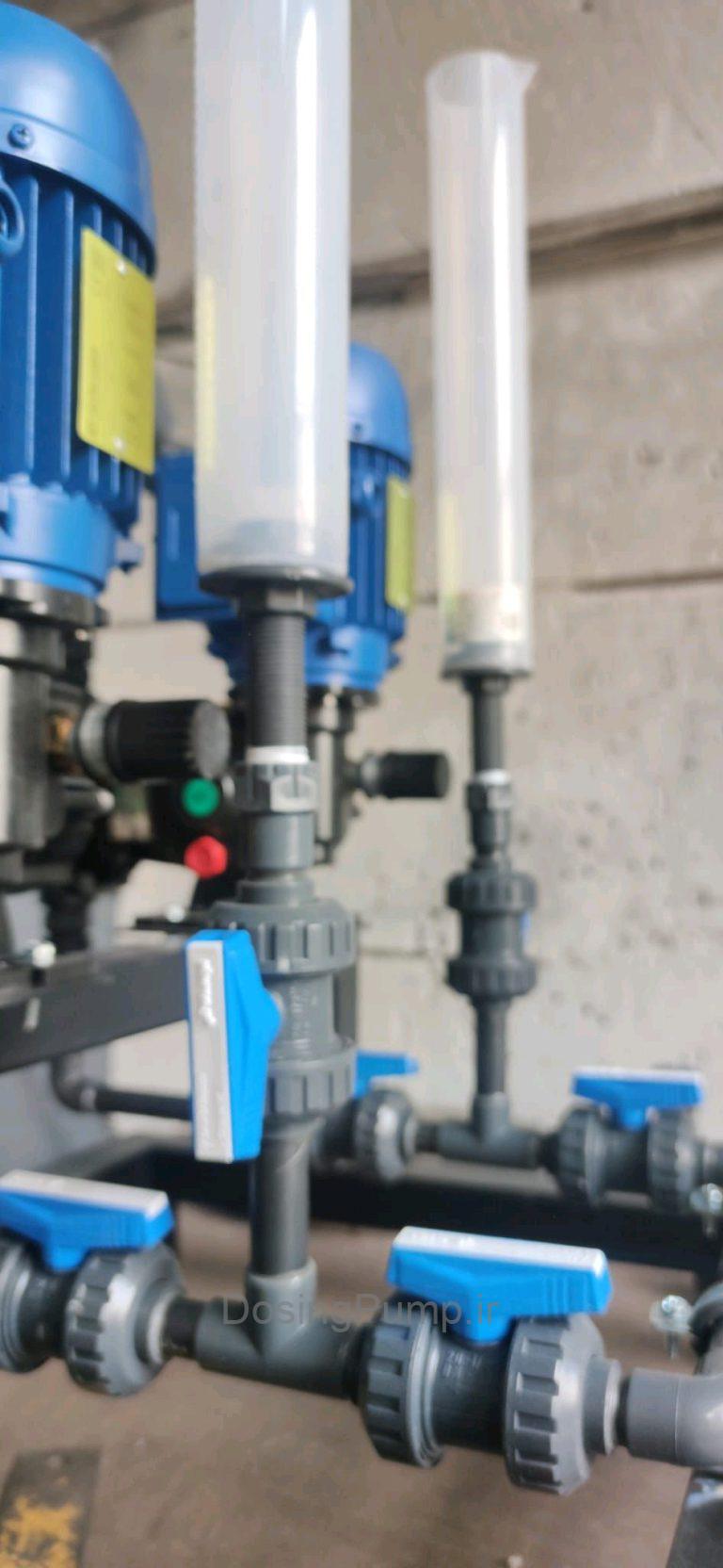 Calcular el cilindro de calibración adecuado para la bomba dosificadora.